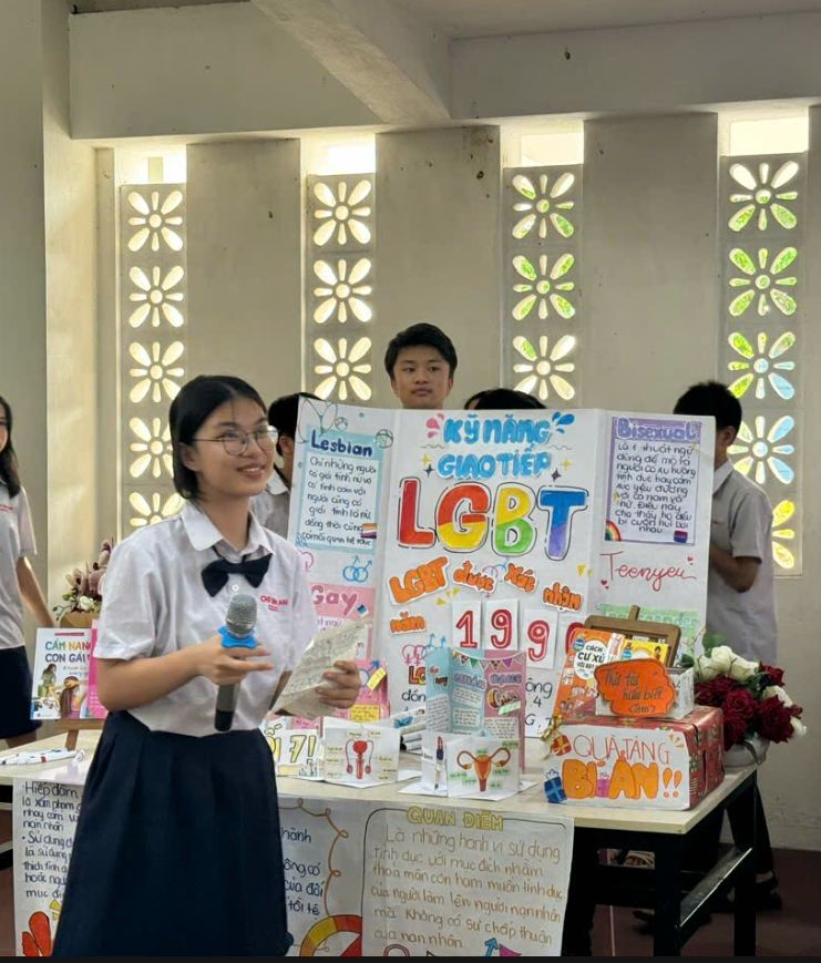 Học sinh truyền thông dự án xã hội